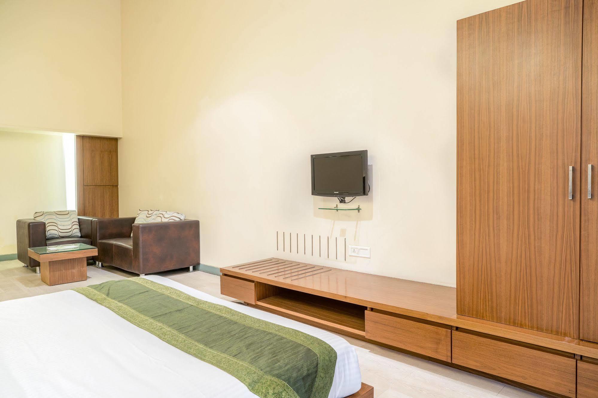 Mint Koregaon Park Next To Osho Ashram Pune Exterior photo